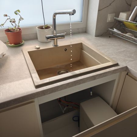 montaż filtra Bluewater Cleone Balance pod zlewem w kuchni
